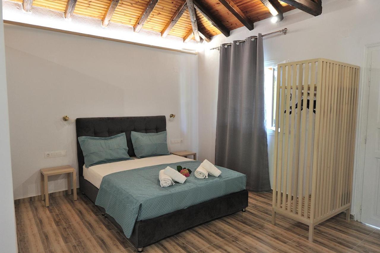 Elizabeth Studios Platanias  Luaran gambar