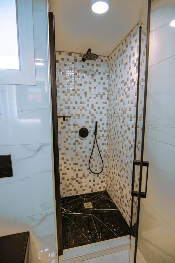 Elizabeth Studios Platanias  Luaran gambar